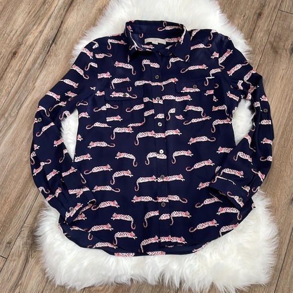 Loft Jaguar Leopard Navy Blue Roll Tab Sleeve Button Down Shirt Size Medium - Picture 2 of 11